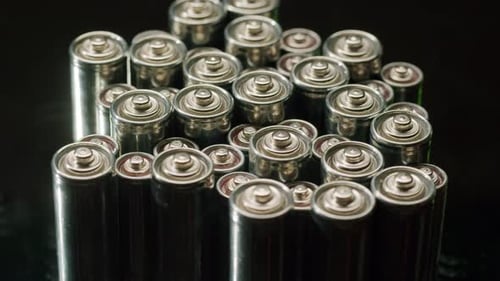 Silberne Batterien AA und AAA auf schwarzem Hintergrund, Nahaufnahme, Doppel-A-Batterie ist eine Standardgröße für eine Einzelbatterie