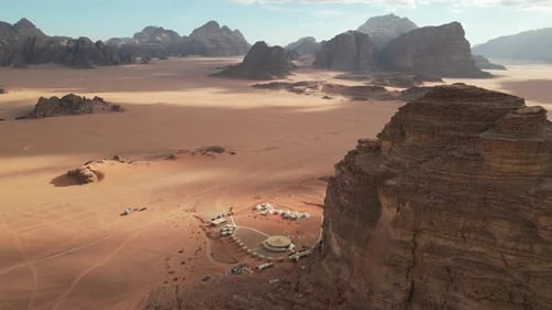 Luftaufnahme eines Luxuscamps im Wadi Rum-Tal, Jordanien