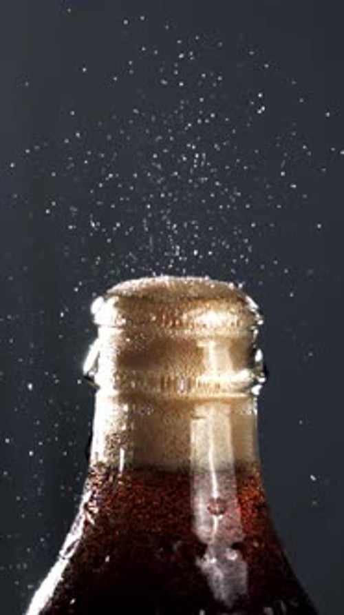 Eine offene Flasche Cola, gefilmt mit einer Hochgeschwindigkeitskamera mit 1000 Bildern pro Sekunde