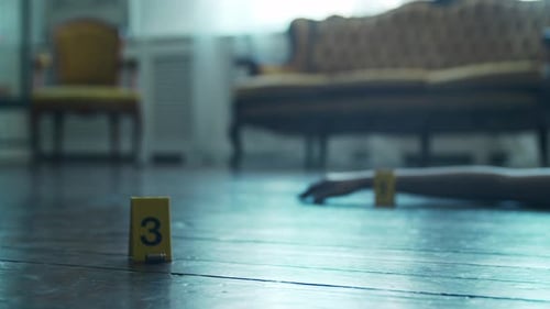 Close-up de uma cena de crime na casa de uma pessoa falecida Homem morto Linha Policial: pistas e evidências, série