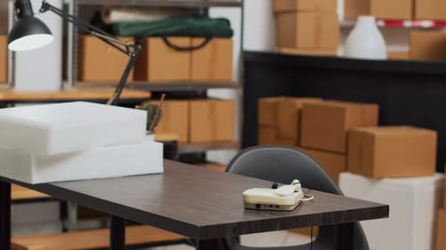 Salle de stockage avec bureau et colis de stockage pour travailler