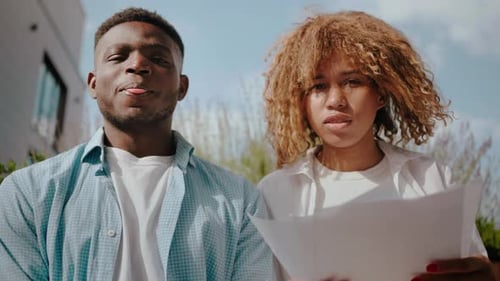Les collègues communiquent par vidéoconférence assis à l'extérieur