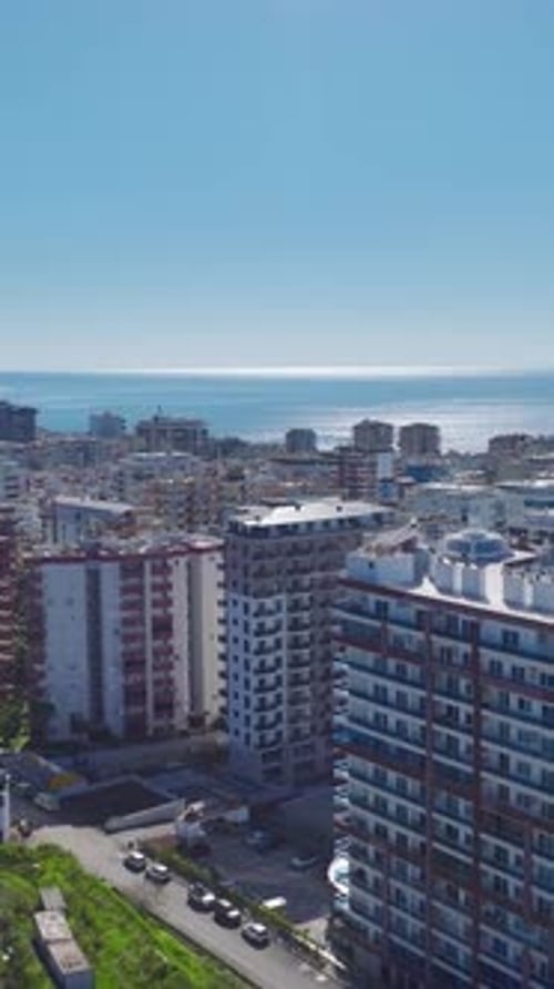 Vídeo vertical de ingenieros supervisando a los trabajadores que instalan estructuras metálicas y construyen paredes en