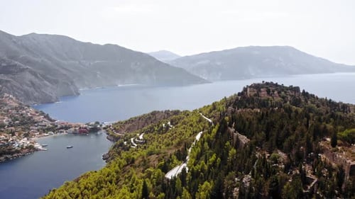 Le village d'Asos et les sites touristiques d'Assos et du château Saint-Georges sur l'île de Céphalonie, en Grèce. aeri