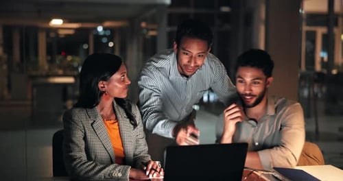 Negocios, personas o computadora portátil con discusión por la noche para orientación editorial