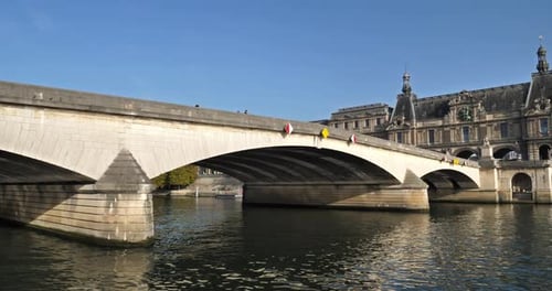 A Pont du Carrousel e o prédio do museu do Louvre, margem do rio Sena, Paris, França