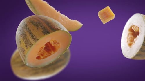 Tranches de melon volant et de melons sur fond violet