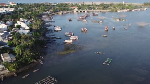 Vídeo aéreo sobre barcos de pesca y granjas en el río Hoi An de Vietnam