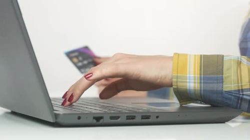 Uses A Credit Card Online On The Internet