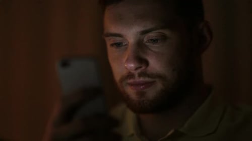 Technologie, Internetkommunikation und Menschenkonzept - Junger Mann, der SMS auf dem Smartphone schreibt