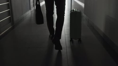 Homem irreconhecível com mala e bolsa