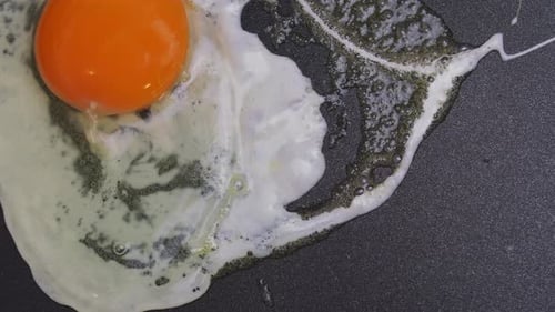Ei in der Pfanne braten, Nahaufnahme