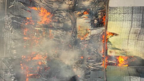 Eine große Industrieanlage mit erheblichen Brandschäden.