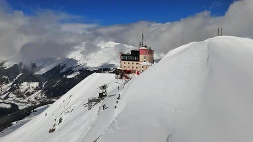 Vue aérienne de la station de ski au sommet de la montagne