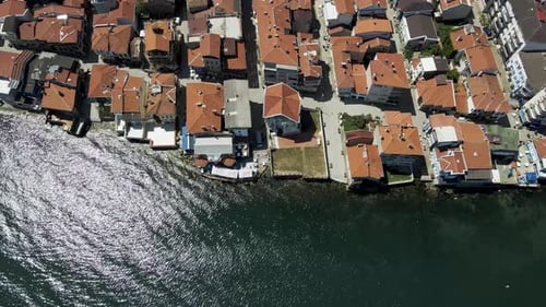 Vue aérienne de Mudanya, une petite ville le long de la côte de la mer de Marmara, à Bursa, en Turquie.