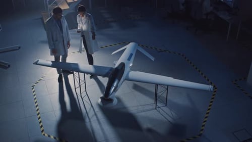 Réunion d'ingénieurs aérospatiaux travaillant sur un prototype de véhicule aérien sans pilote/Drone. Scientifique aéronautique