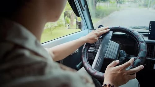 Volante de motorista irreconhecível