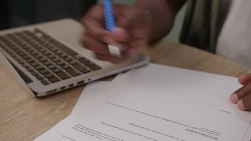 Schwarze Hand unterschreibt Dokument Mann unterzeichnet Vertrag aus nächster Nähe