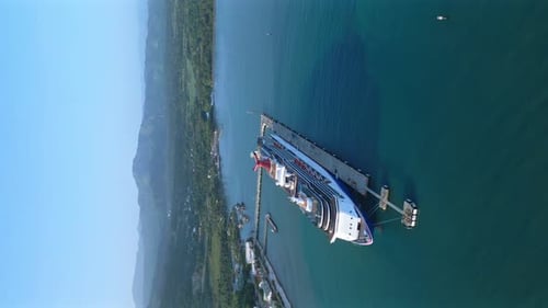 Foto vertical de un Zumbido del estacionamiento de un crucero en el muelle de la terminal Amber Cove en Puerto Plata