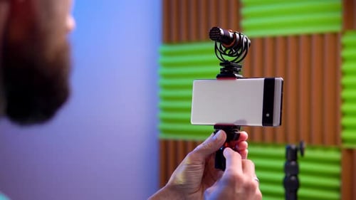 Configuration du vlog avec smartphone et microphone sur trépied dans Vlogging Studio Led Lights Softbox et téléphone