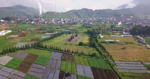 Rückwärts gerichtete Drohnenaufnahme eines durchsichtigen Arjuna-Tempelkomplexes auf dem Dieng-Plateau, wenn er nicht von Besuchern besucht wurde.
Tempel