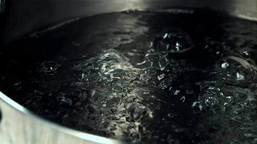 Der Topf kocht Wasser mit Luftblasen, die mit einer Hochgeschwindigkeitskamera mit 1000 Bildern pro Sekunde gefilmt wurden