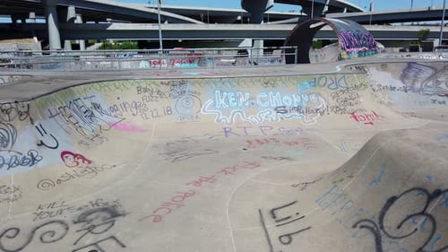 Pintura spray Grafitti no parque de skate