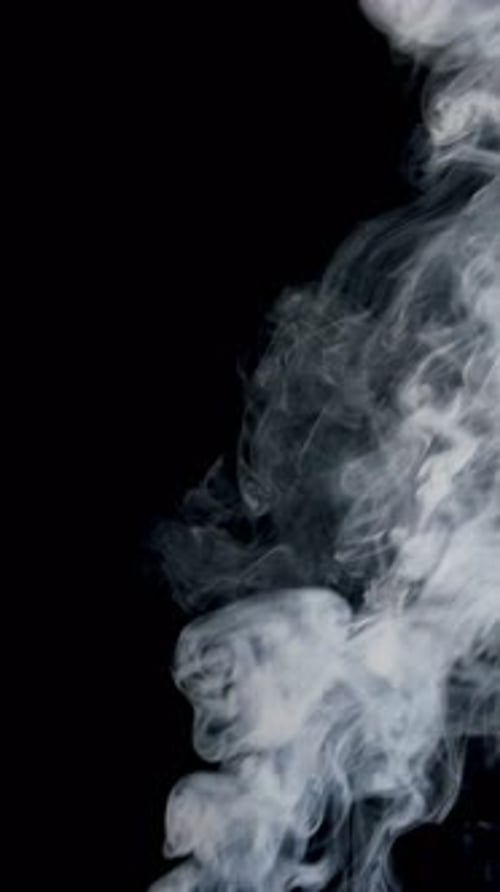 Weißer, wirbelnder dampfender Rauch oder Smog, schnelle Bewegungen auf schwarzem Hintergrund