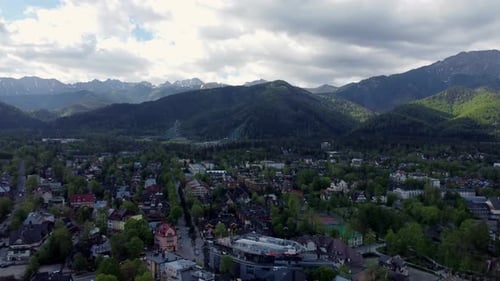 Survol de Zakopane, en Pologne, une station balnéaire à l'architecture gorale traditionnelle près du Poli