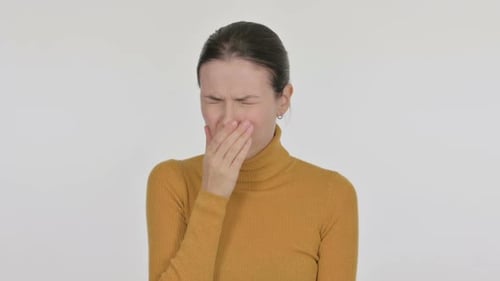 Kranke schöne Frau hustet auf weißem Hintergrund