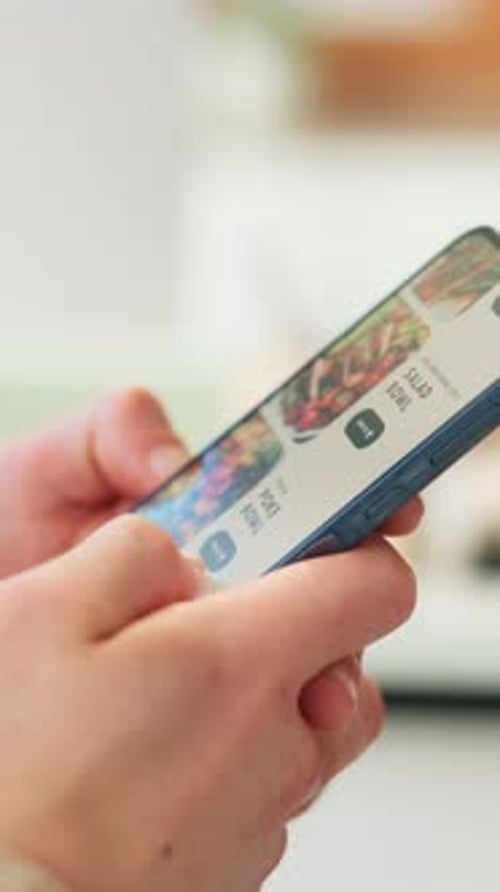 Manos, pantalla del teléfono y entrega de comida con menú en la oficina, elección y desplazamiento con comercio electrónico