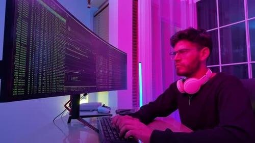 Vista posterior de un ingeniero que desarrolla una aplicación de software que funciona codificando y programando en la minería de big data