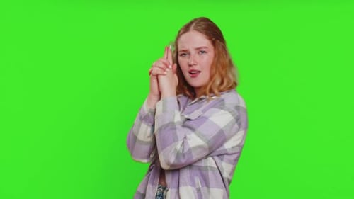 Junge Frau zeigt mit Fingerpistole herum und trifft Wahl Schießen Töten mit Handpistole