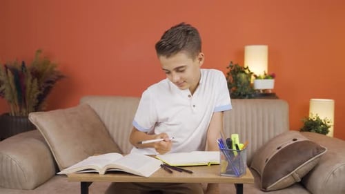 Glücklicher und zufriedener Junge.