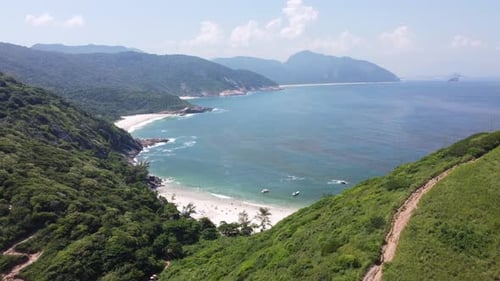 Praias selvagens em uma cidade grande. Rio de Janeiro, Brasil. Trekking, caminhada em uma megalópole