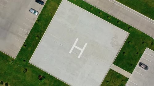 Place de
parking vide. Place carrée pour le stationnement des voitures avec la lettre H au centre.