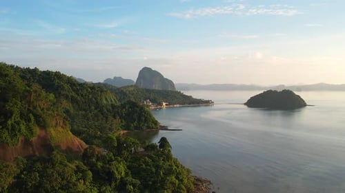 Eine atemberaubende Naturlandschaft Kleine Insel, umgeben von Bergen mit Stränden im Wasser