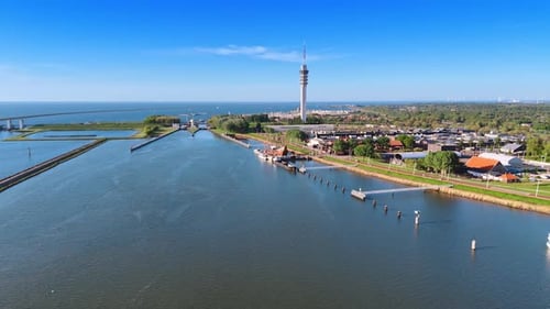 Port de plaisance entouré par les digues du lac de Markermmer, Lelystad, Pays-Bas.
