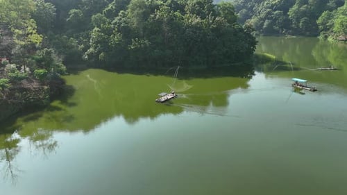 Luftaufnahme des natürlichen grünen Sees mit Fischerboot