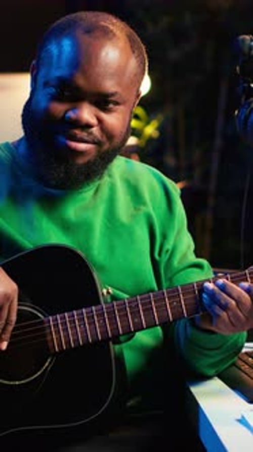 Instructor de guitarrista de vídeo vertical que organiza clases de guitarra en línea con un teléfono móvil