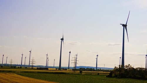 Windräder und Stromleitungen türmen auf dem Land.