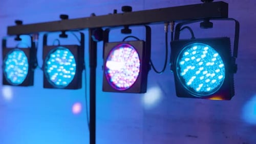 Lichter blinken und ändern ihre Farben bei einer Party-Nahaufnahme