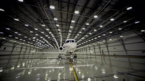 Ein eleganter und stilvoller Business-Jet, der in einer modernen und modernen Hangaranlage positioniert ist