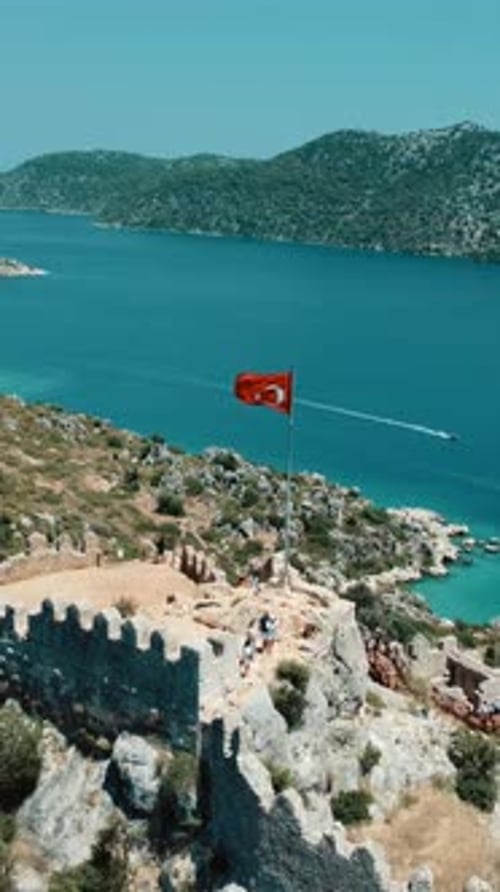 Drapeau turc sur mât avec ciel clair