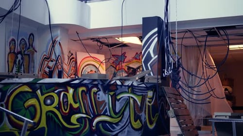 Arte de rua mural na sede usada por artistas com desenhos de grafite