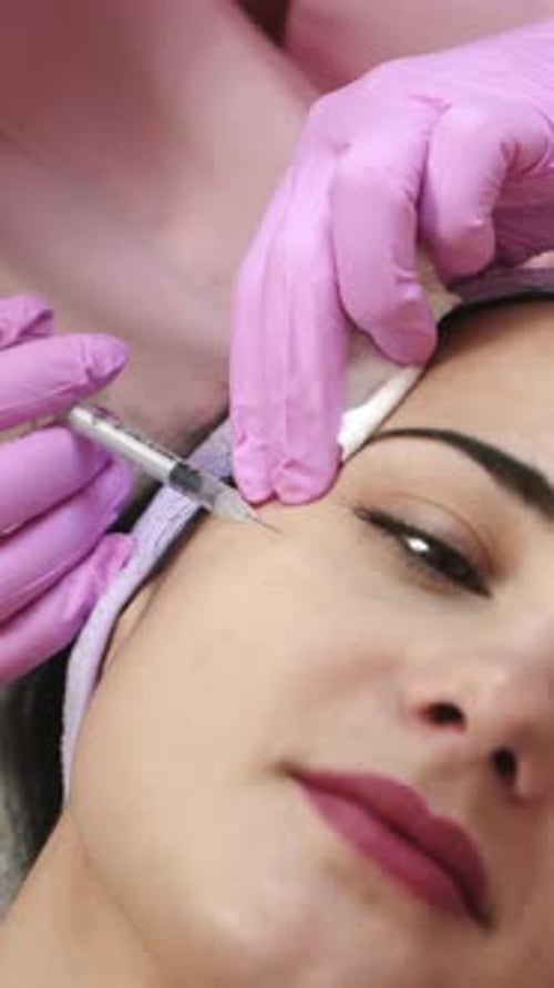 Joven bonita que recibe tratamientos en salones de belleza.