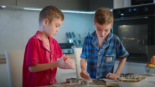 Los niños crean formas divertidas mientras cocinan juntos en casa