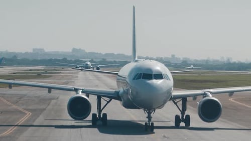 Flugzeug rollt auf der Landebahn eines Flughafens