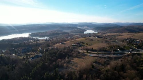 Vue aérienne vers l'avant avec orbite descendante de la région de Polanczyk. Pologne. Lumière du jour