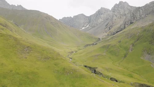 Vue aérienne du nord du panorama de Chiaukhi à Kazbegi
